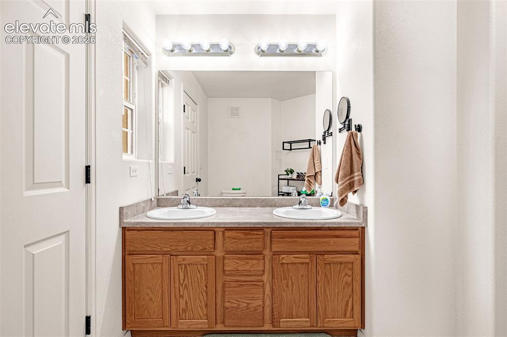 Image 6 of 33: Bathroom