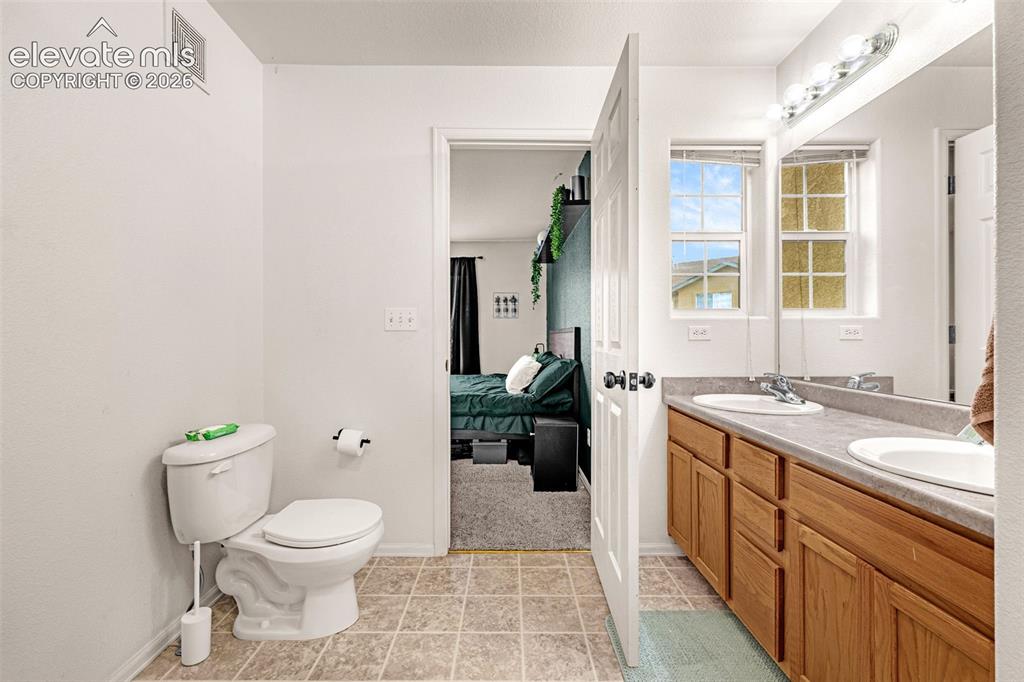Image 7 of 33: Bathroom