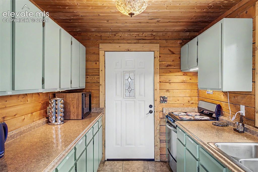 Image 29 of 50: Fully equipped galley kitchen