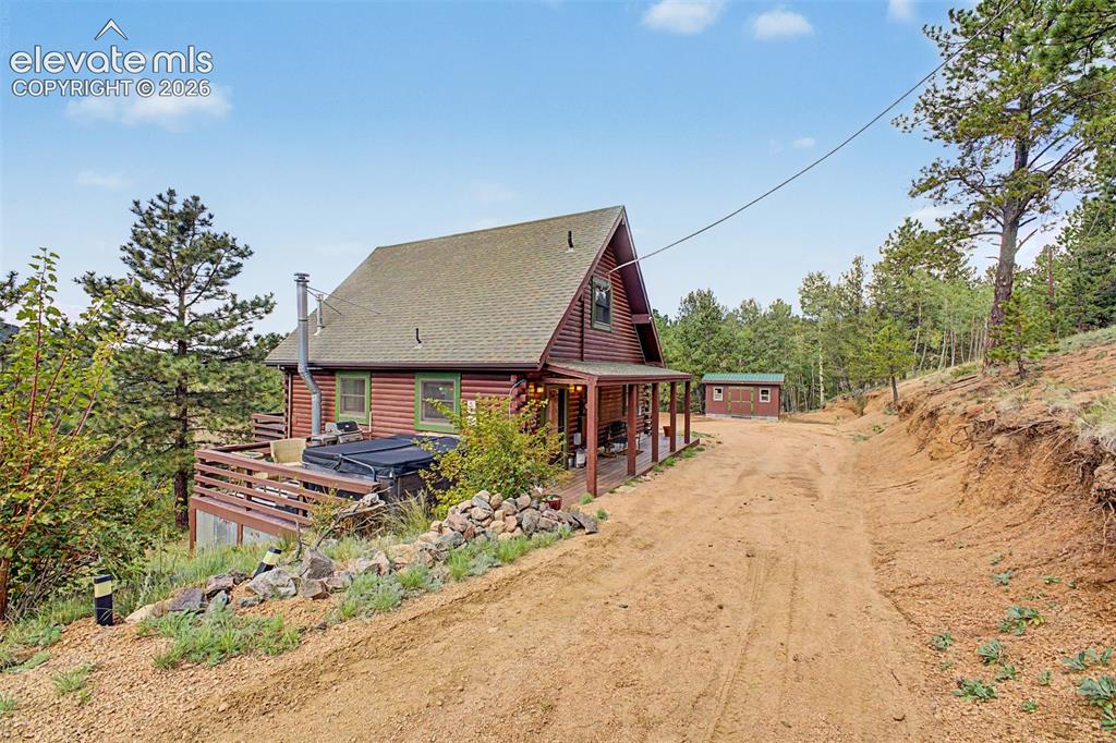 Image 7 of 50: Private driveway