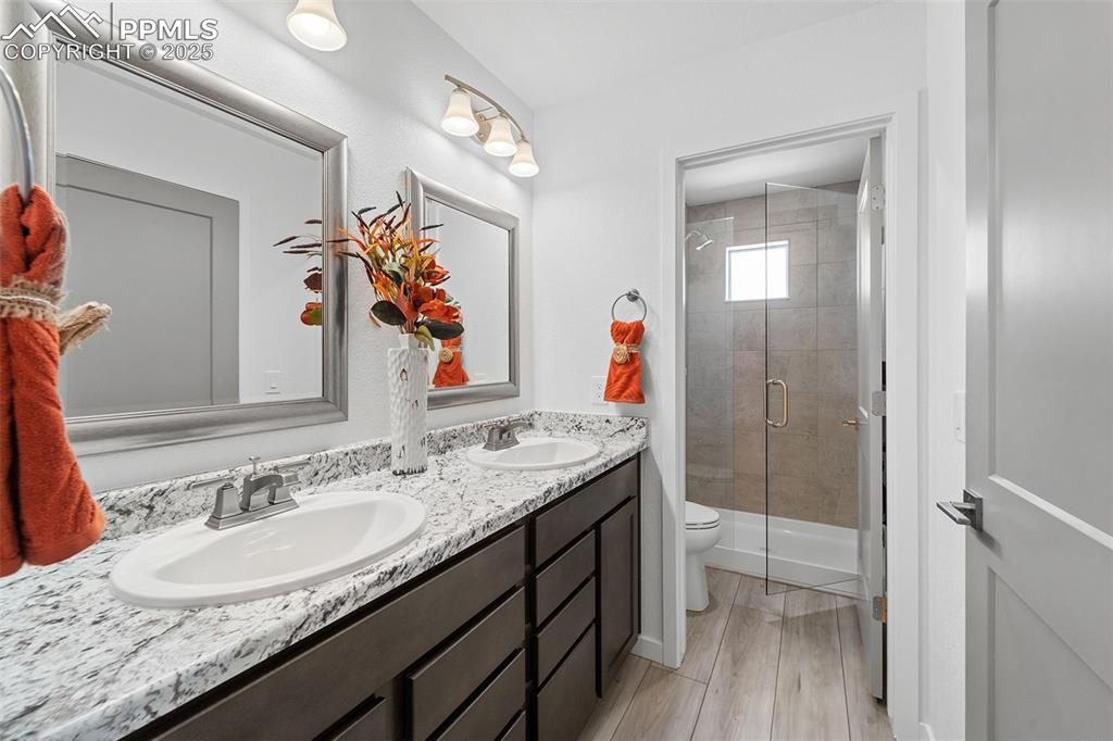 Image 20 of 28: Bathroom
