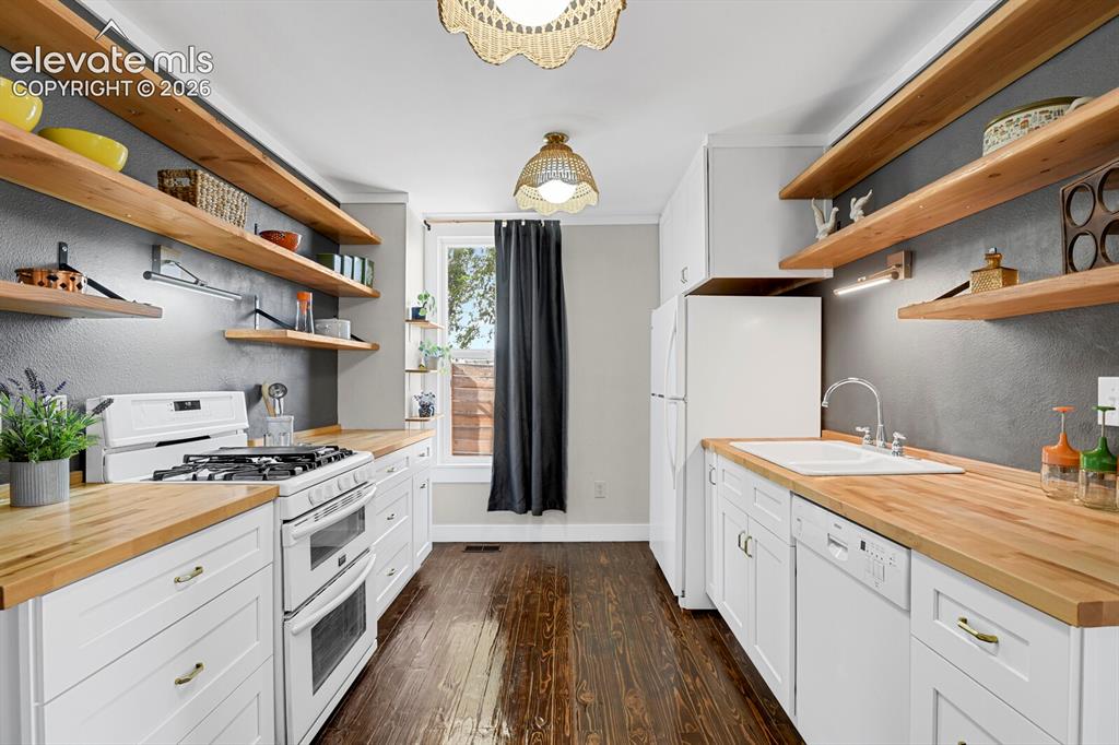 Image 22 of 49: Kitchen
