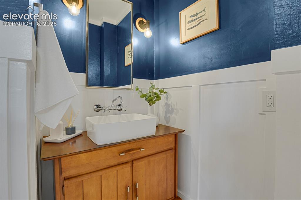 Image 29 of 49: Bathroom