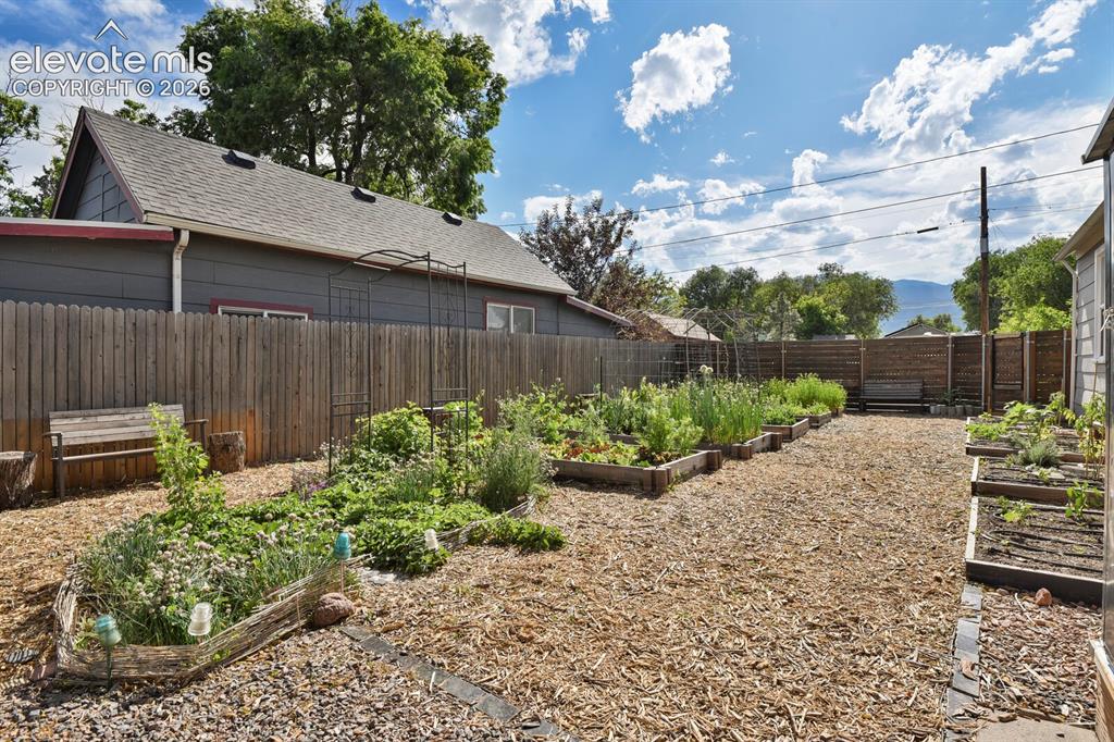 Image 40 of 49: Yard
