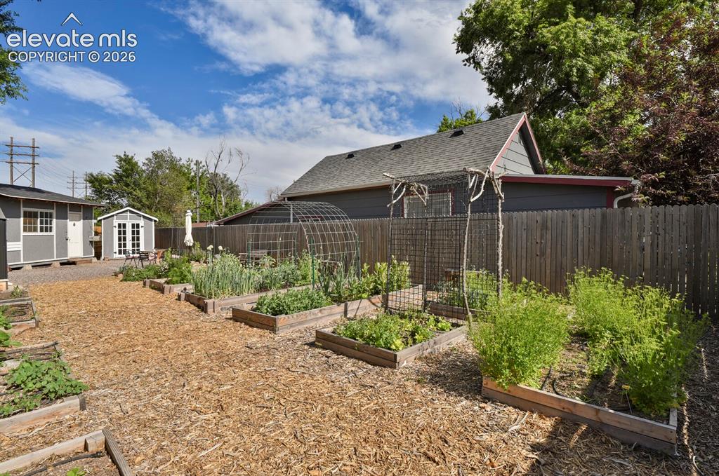 Image 43 of 49: Yard