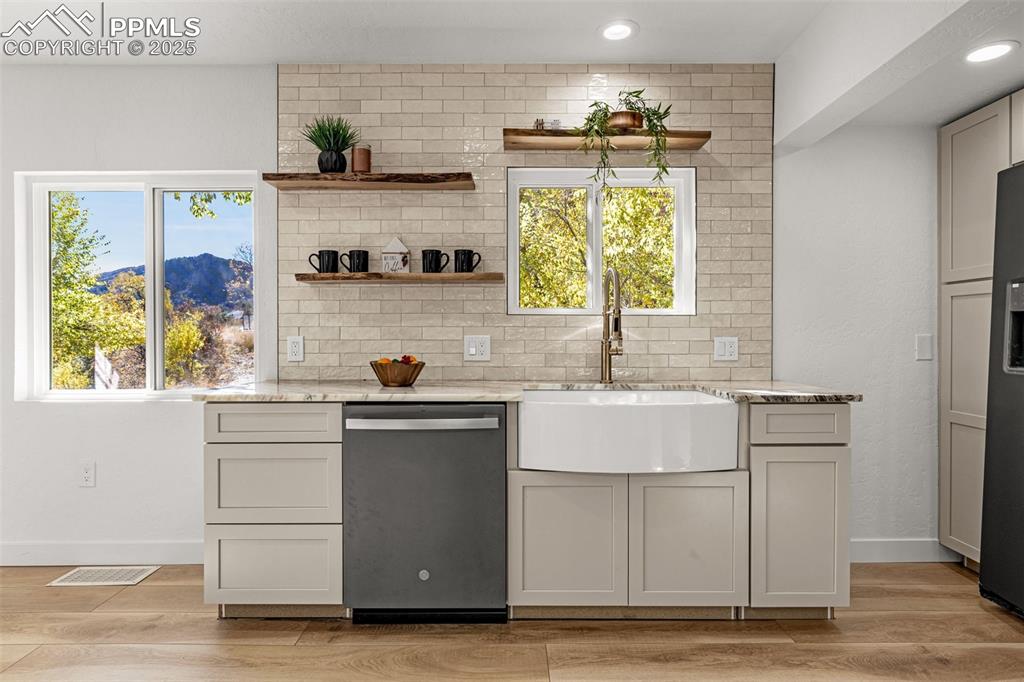 Image 10 of 44: Kitchen