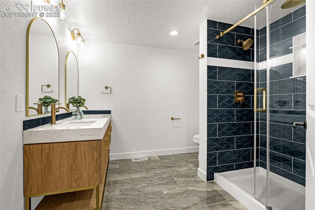 Image 18 of 44: Bathroom