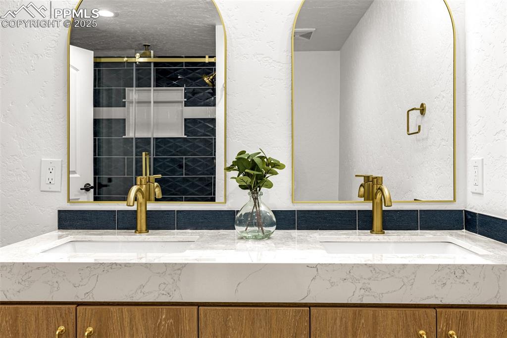 Image 19 of 44: Bathroom