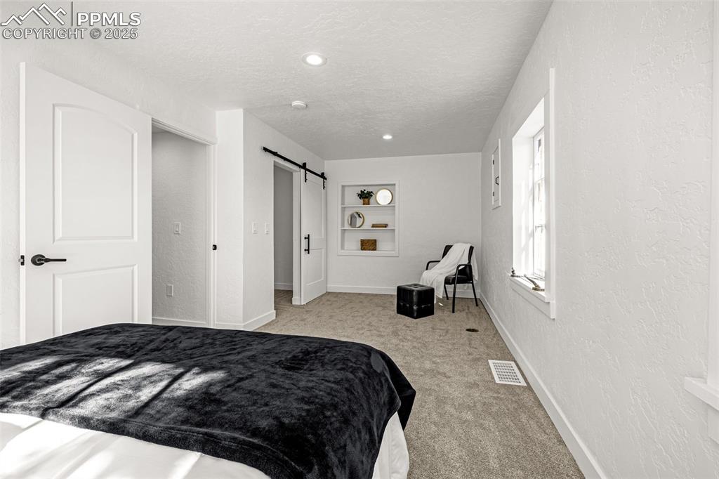 Image 21 of 44: Bedroom