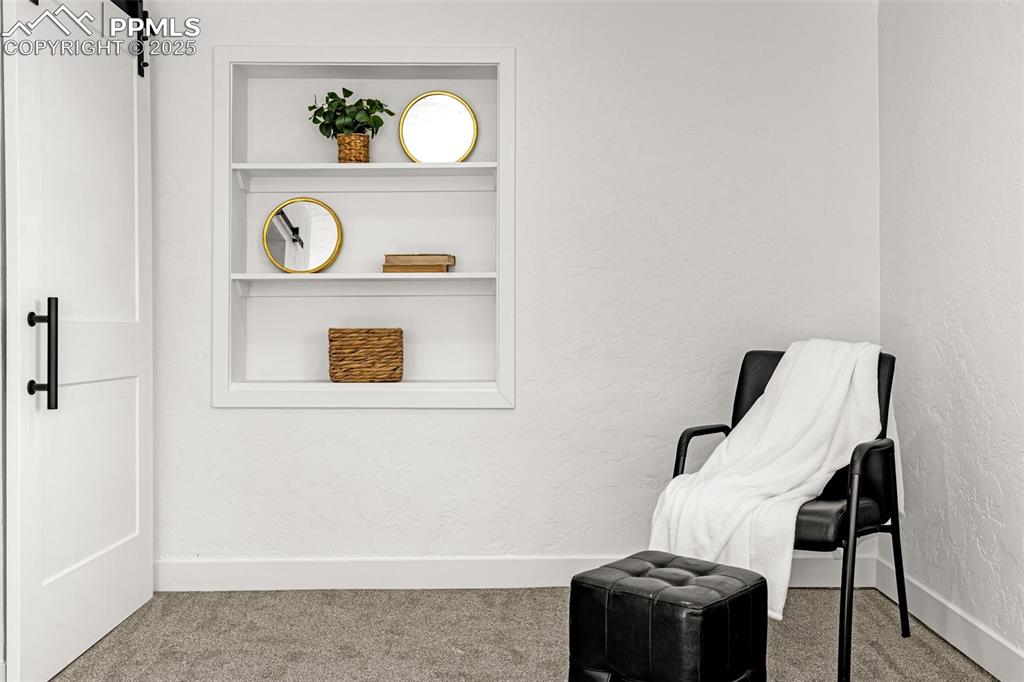 Image 22 of 44: Sitting Room