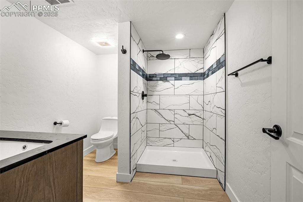 Image 28 of 44: Bathroom