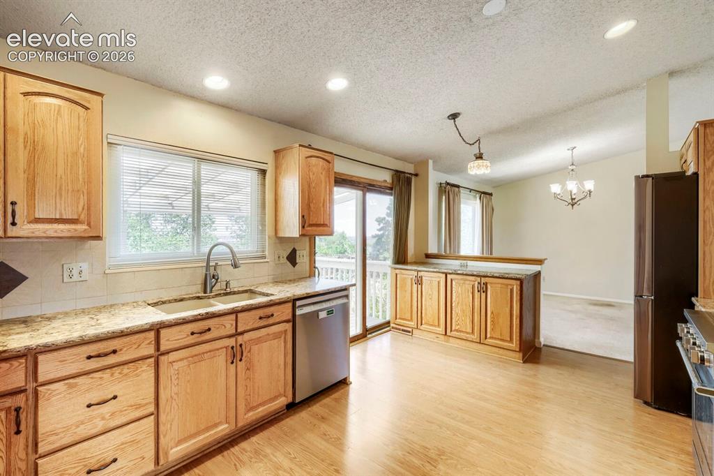 Image 12 of 27: Kitchen