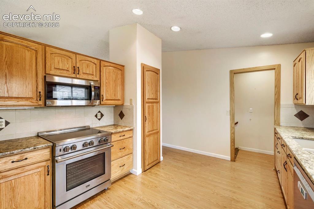 Image 13 of 27: Kitchen