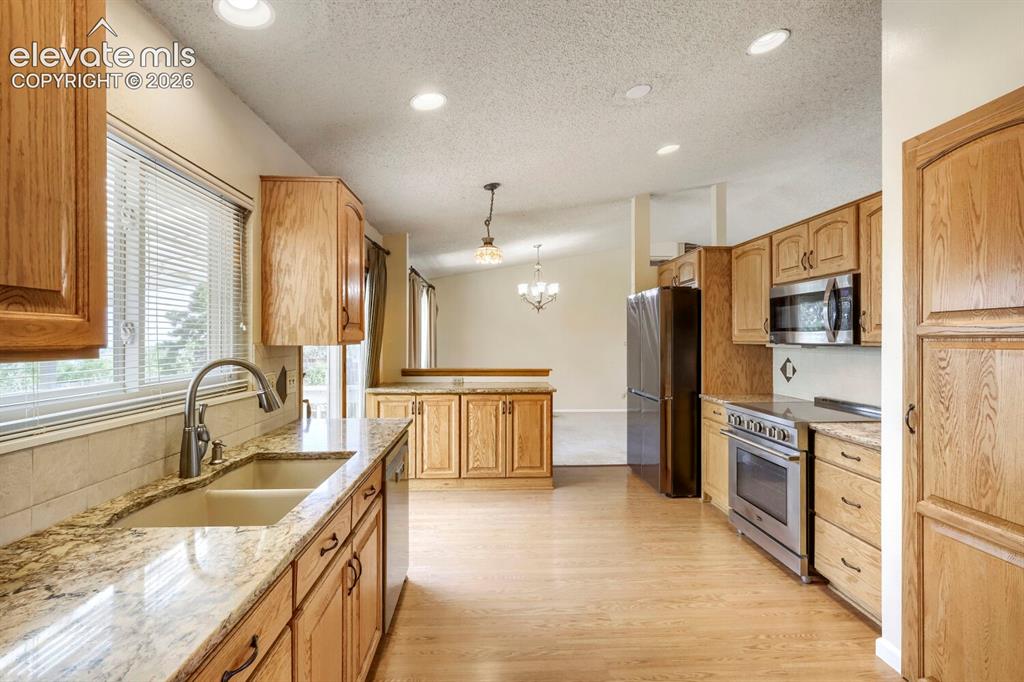 Image 14 of 27: Kitchen