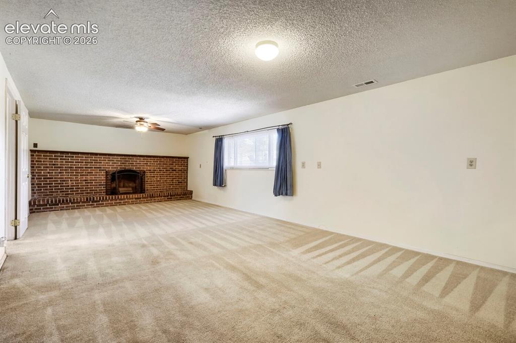 Image 15 of 27: Family Room