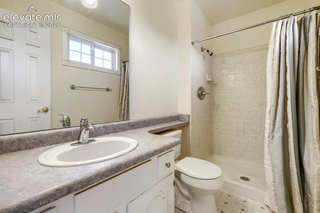 Image 19 of 27: Bathroom