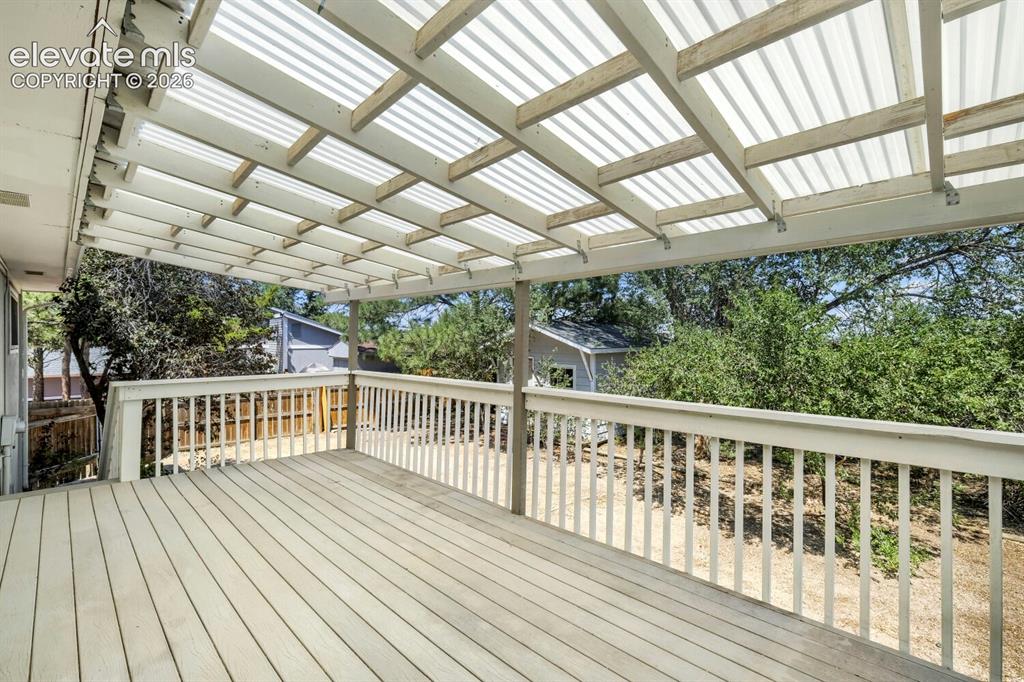 Image 25 of 27: Deck