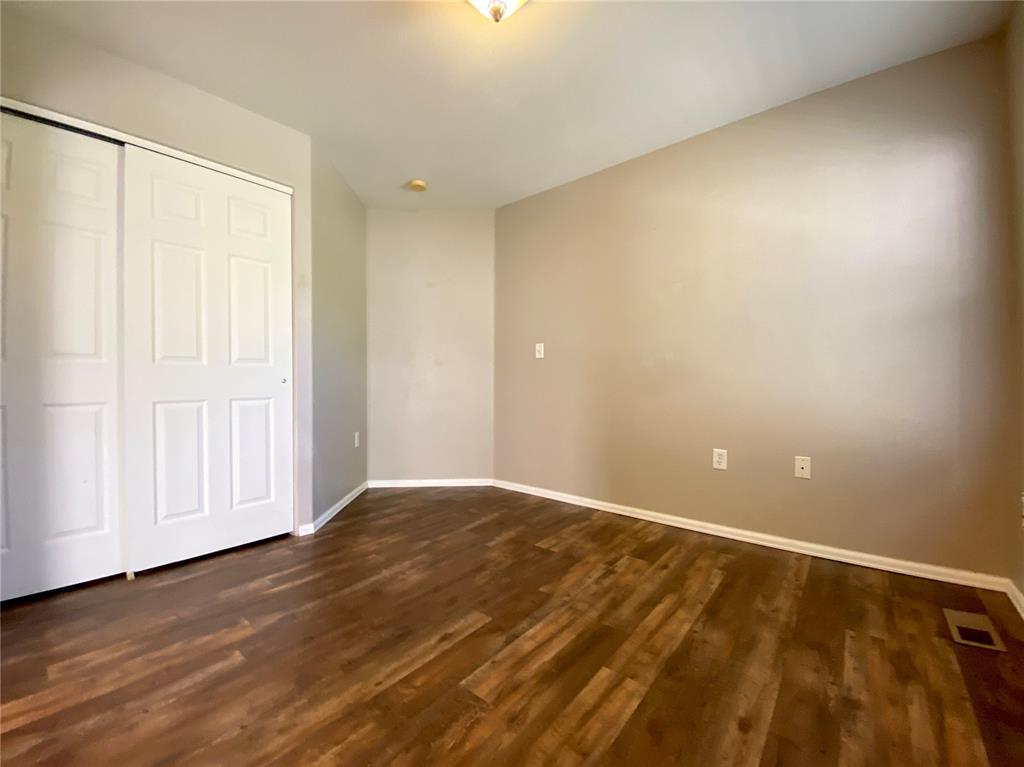 Image 10 of 16: Bedroom