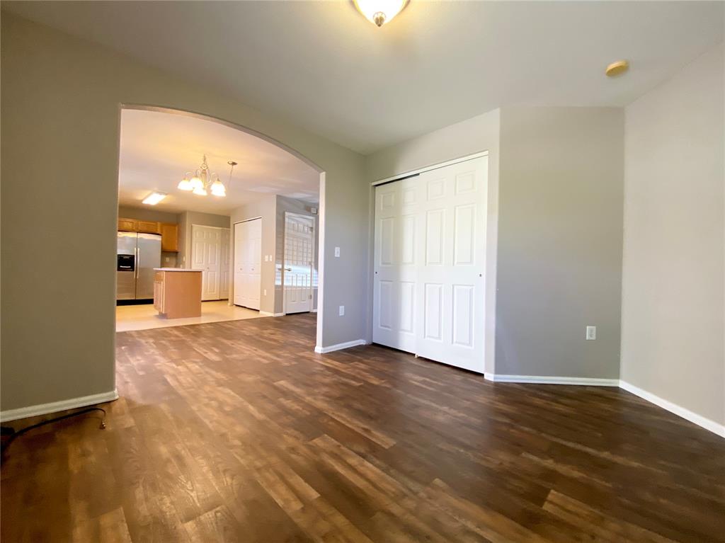 Image 11 of 16: Living Room