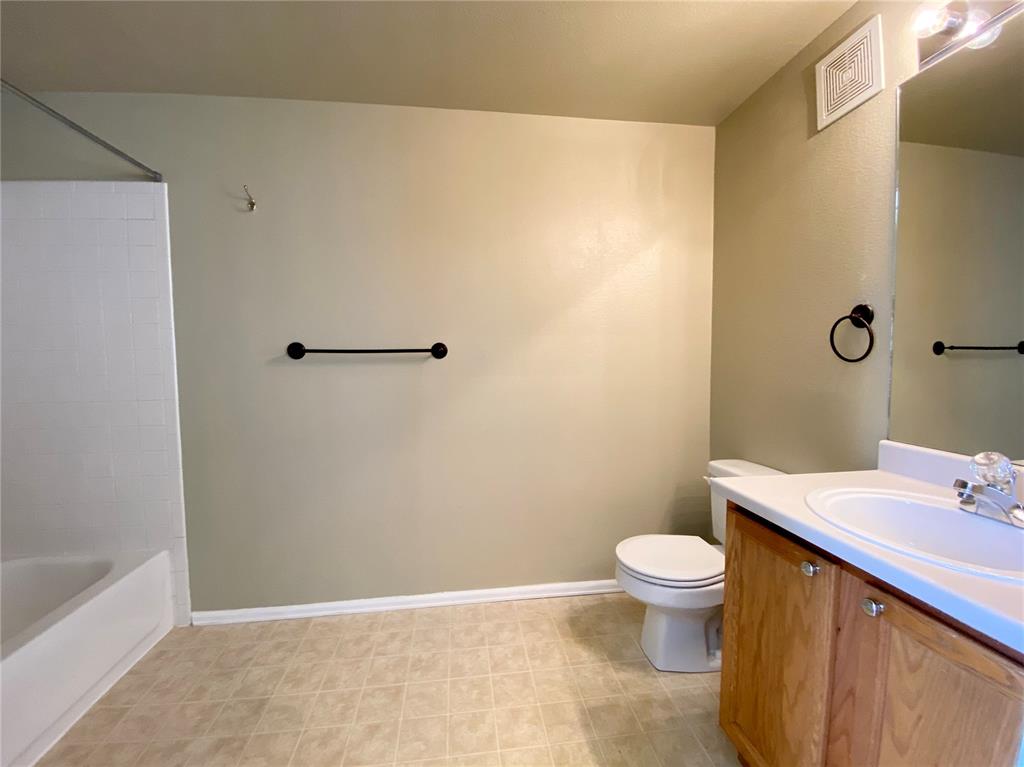 Image 13 of 16: Bathroom