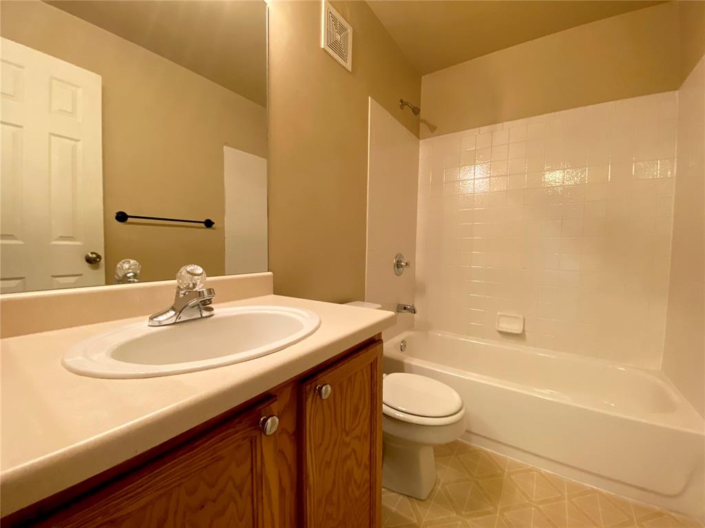 Image 14 of 16: Bathroom