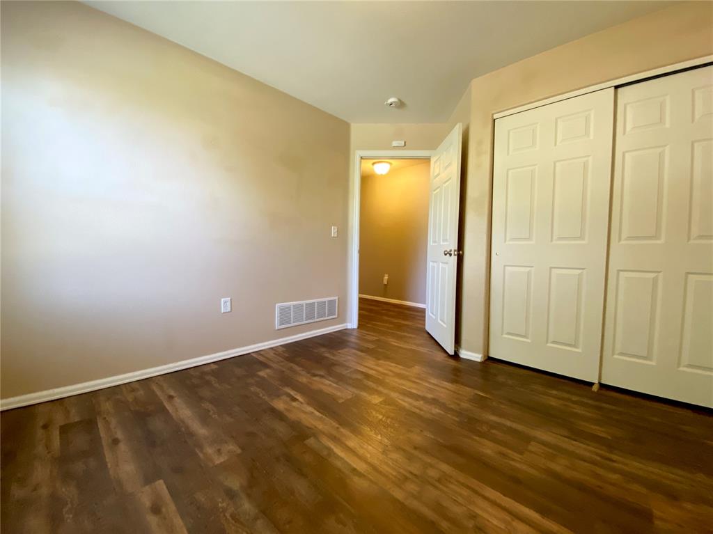 Image 15 of 16: Bedroom