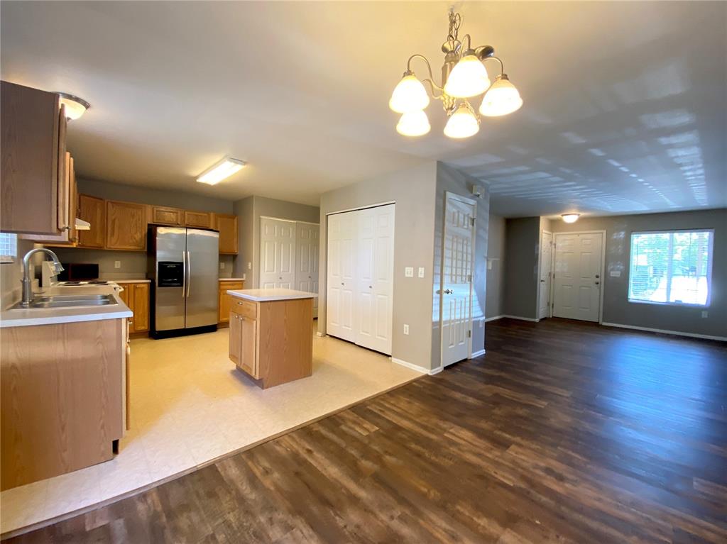 Image 7 of 16: Kitchen