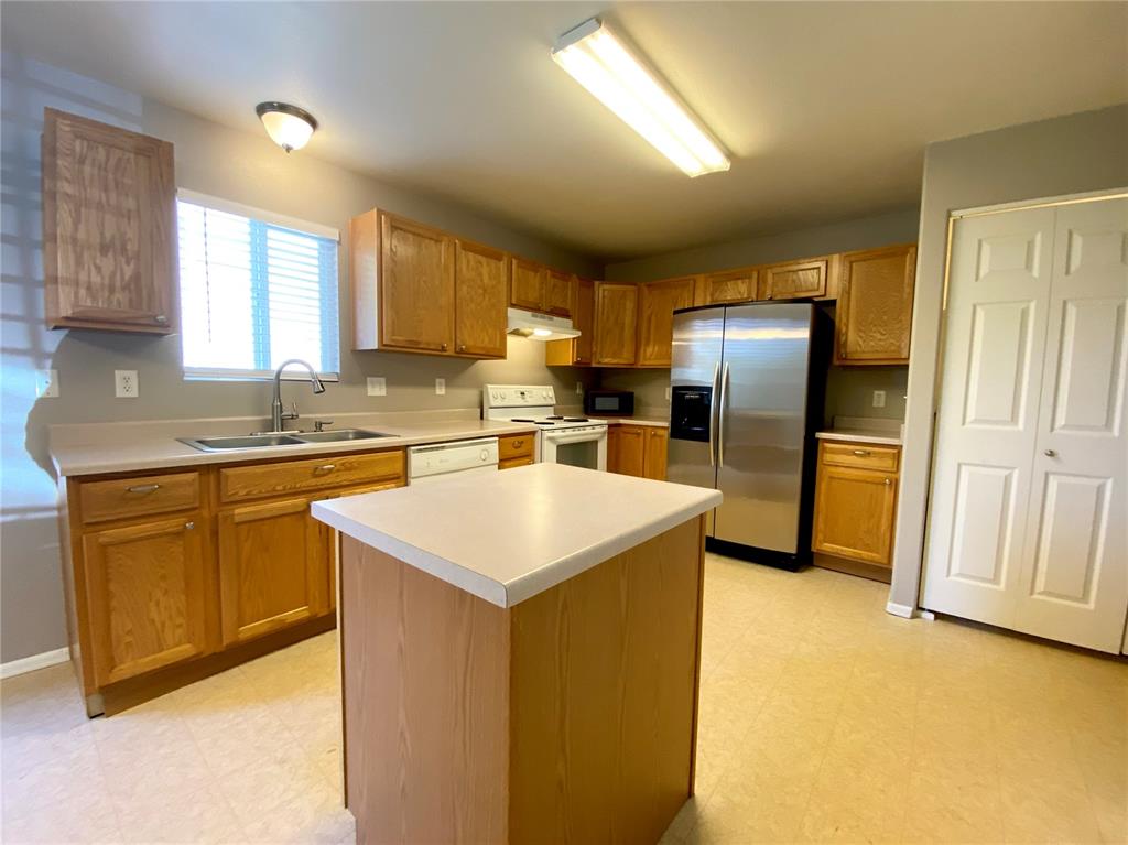 Image 8 of 16: Kitchen