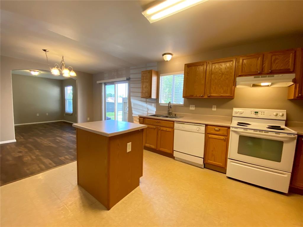 Image 9 of 16: Kitchen