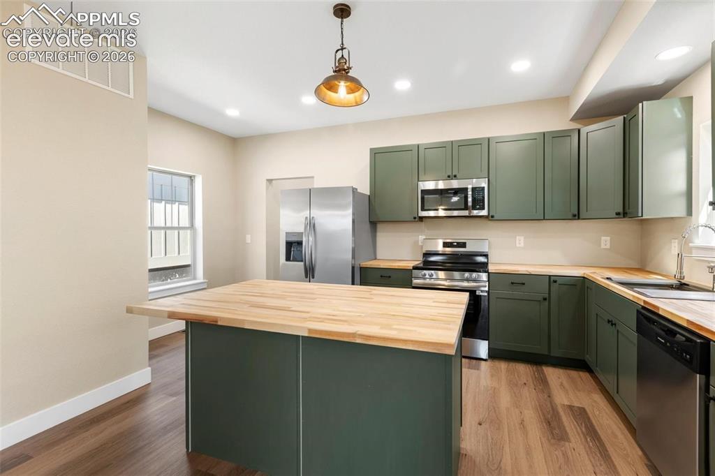Image 10 of 19: Kitchen
