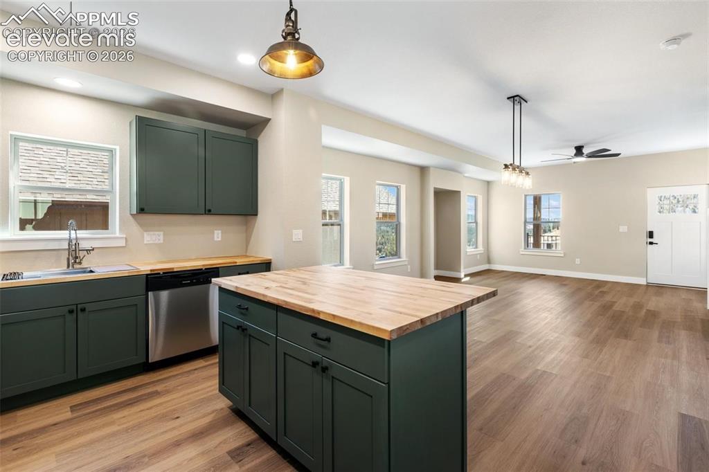 Image 11 of 19: Kitchen