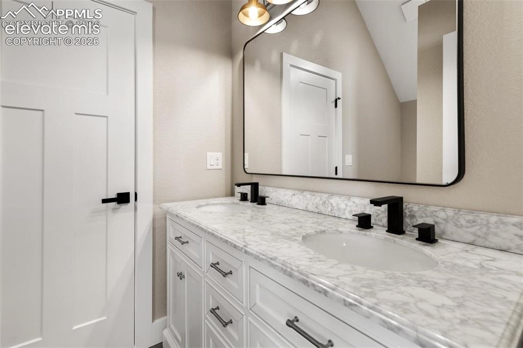 Image 16 of 19: Bathroom