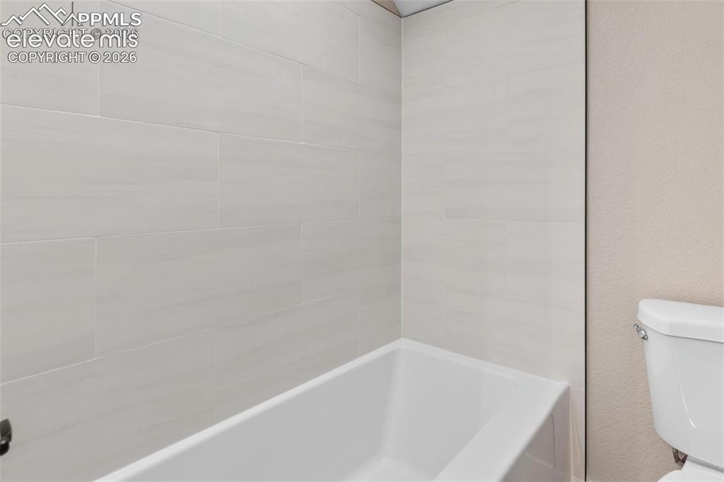 Image 17 of 19: Bathroom