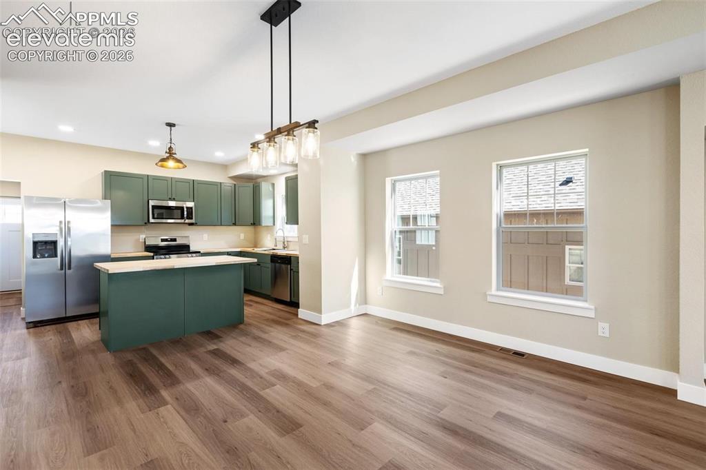 Image 6 of 19: Kitchen