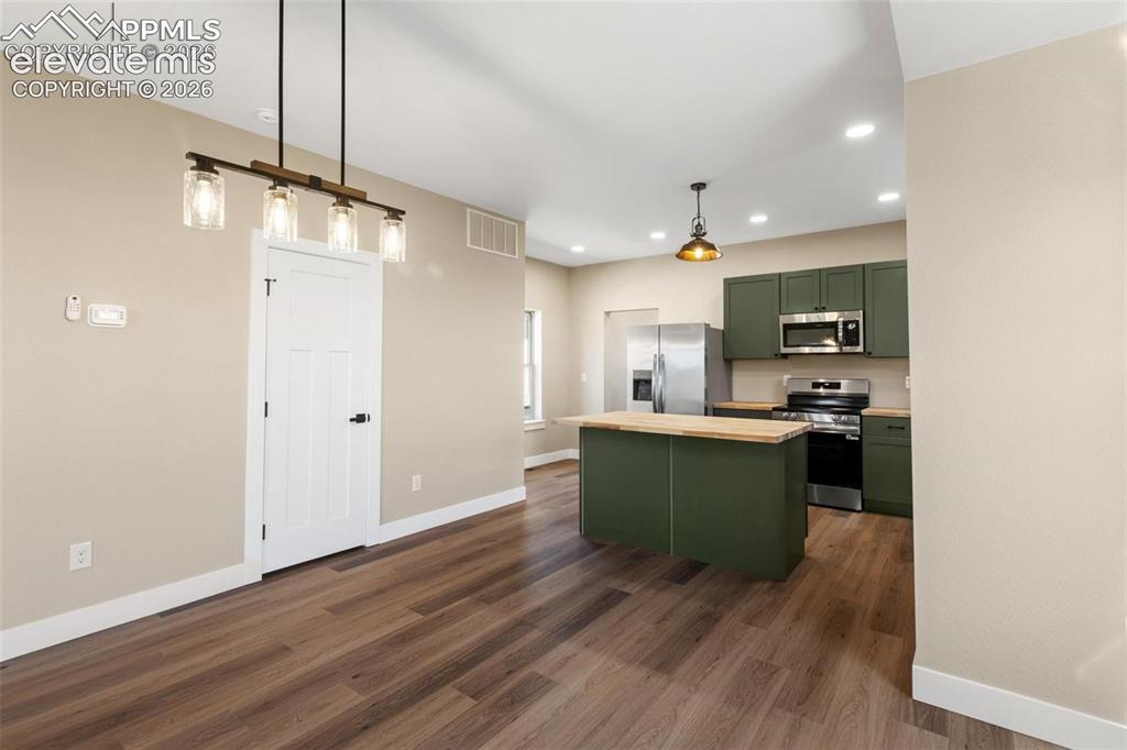 Image 7 of 19: Kitchen