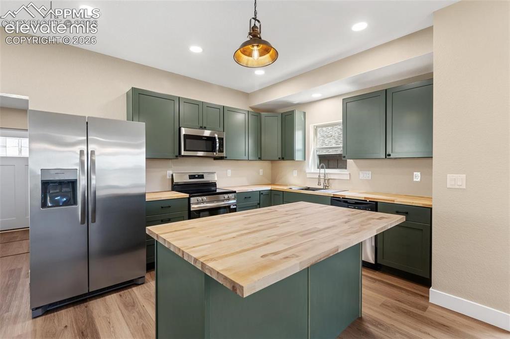 Image 8 of 19: Kitchen