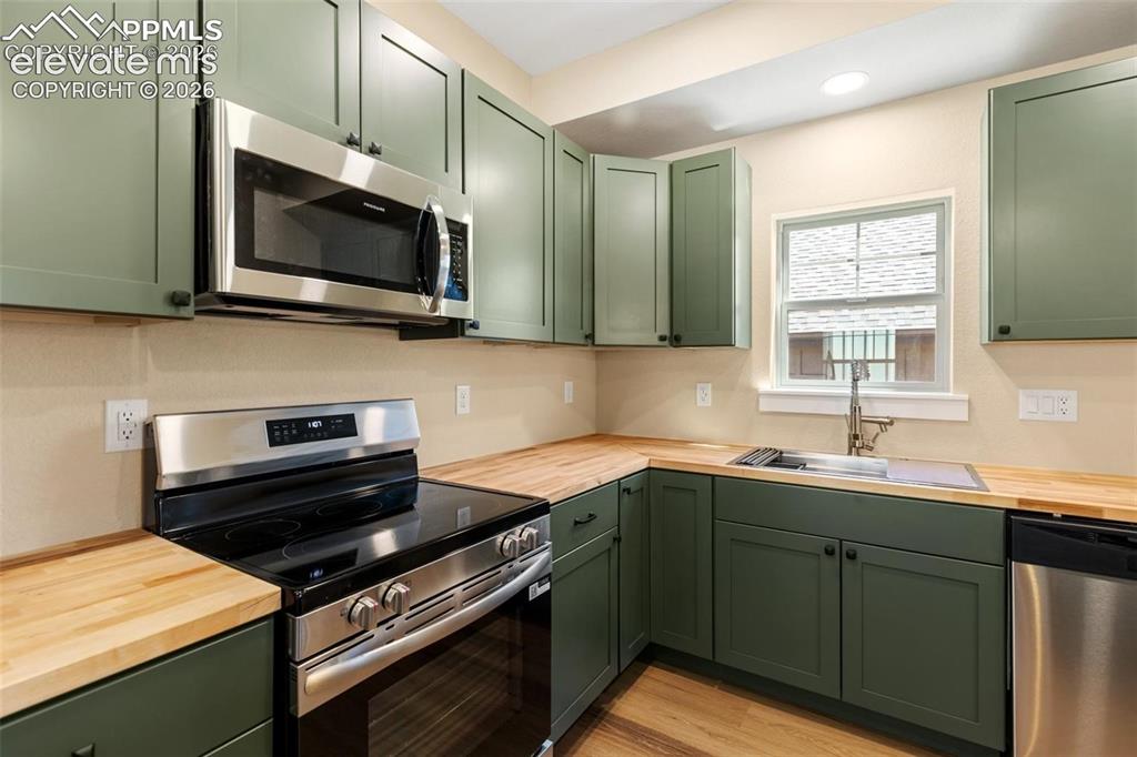 Image 9 of 19: Kitchen