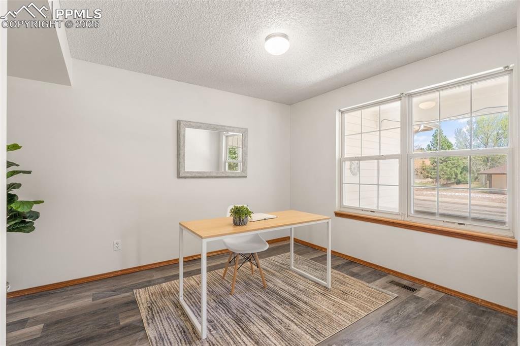 Image 11 of 50: Office