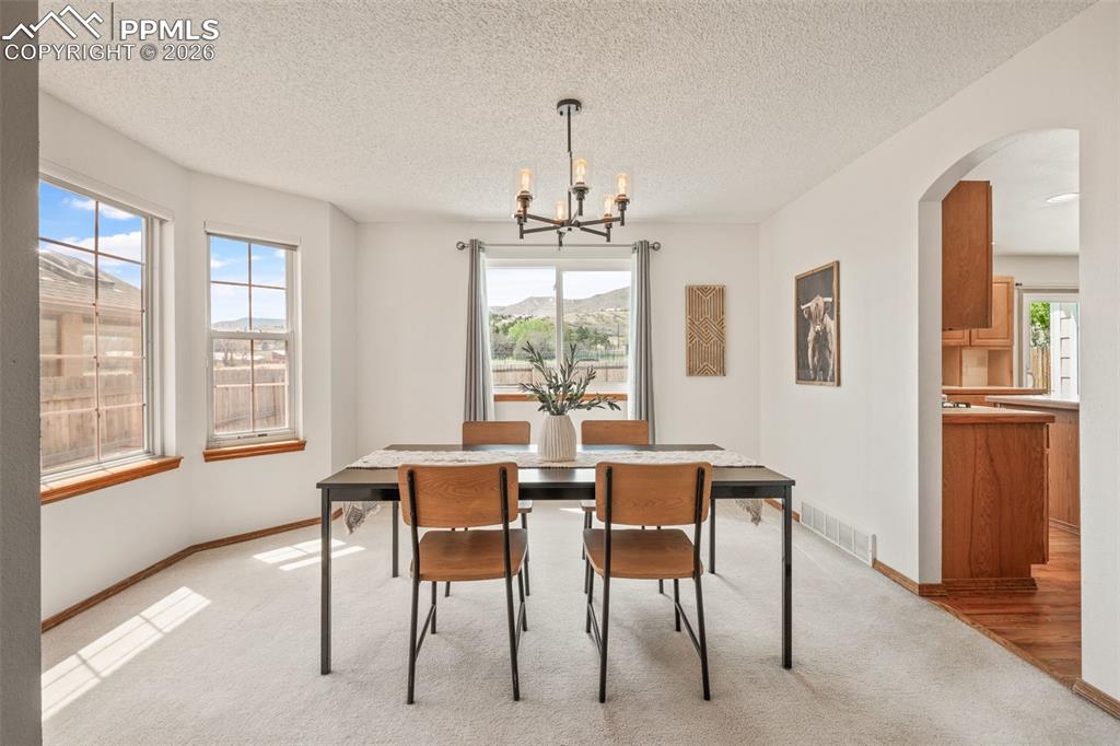 Image 13 of 50: Dining Area