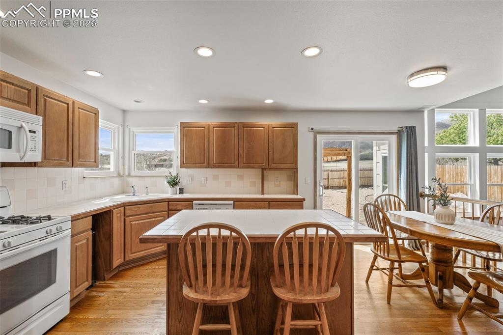 Image 16 of 50: Kitchen