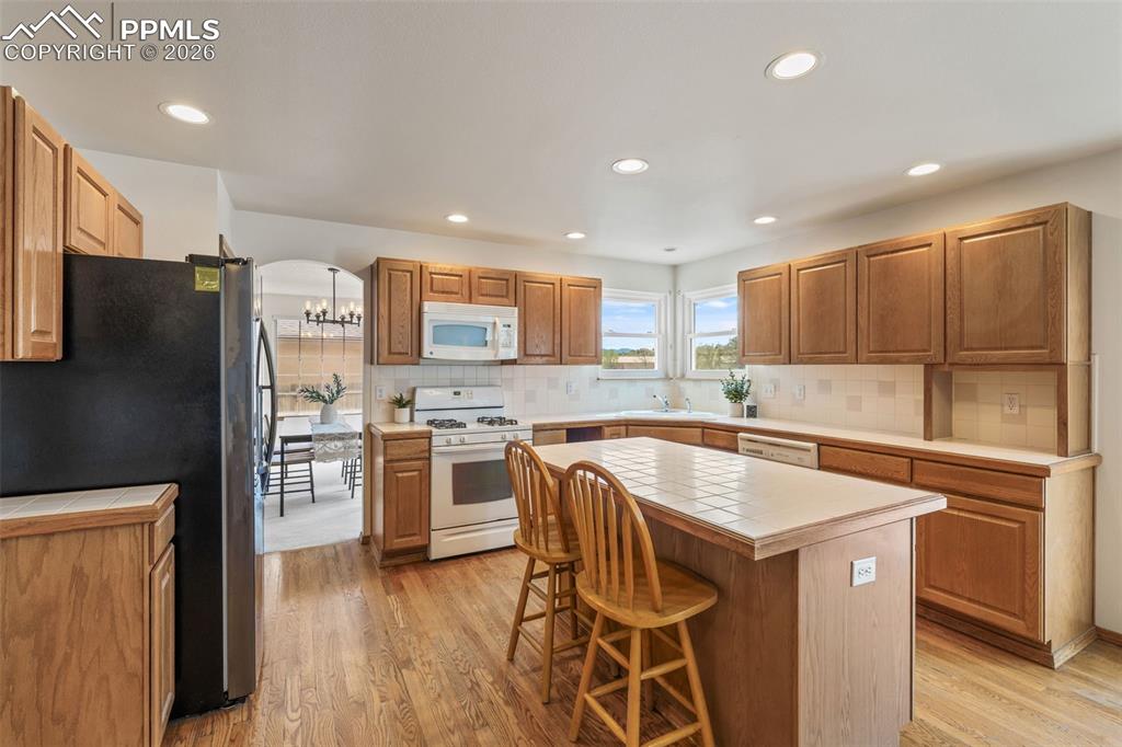 Image 17 of 50: Kitchen