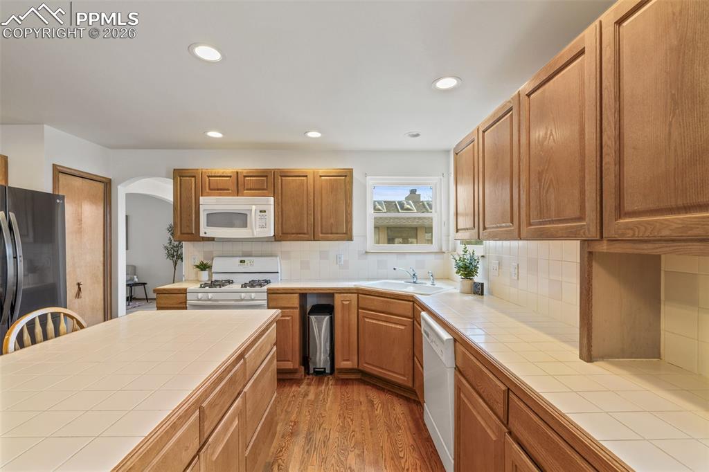 Image 18 of 50: Kitchen