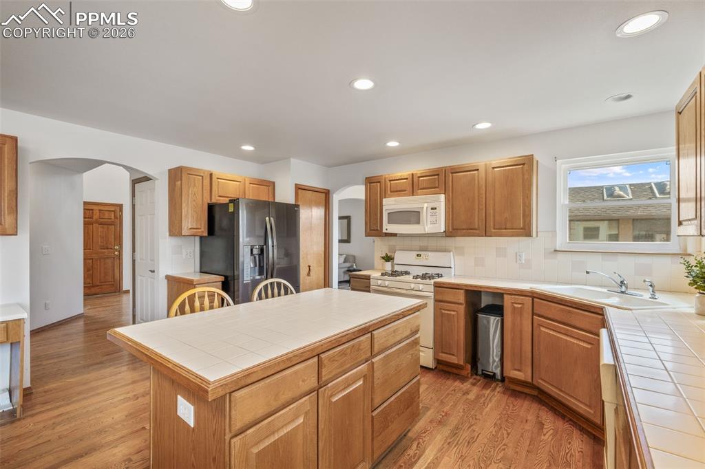 Image 19 of 50: Kitchen