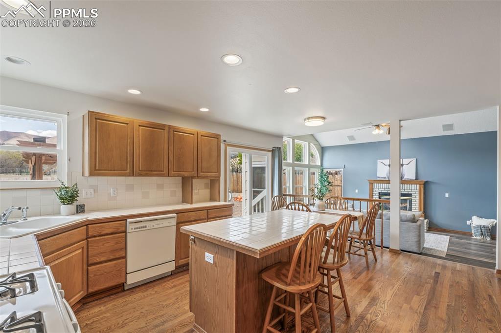 Image 20 of 50: Kitchen