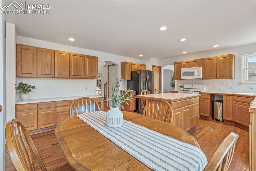 Image 23 of 50: Dining Area