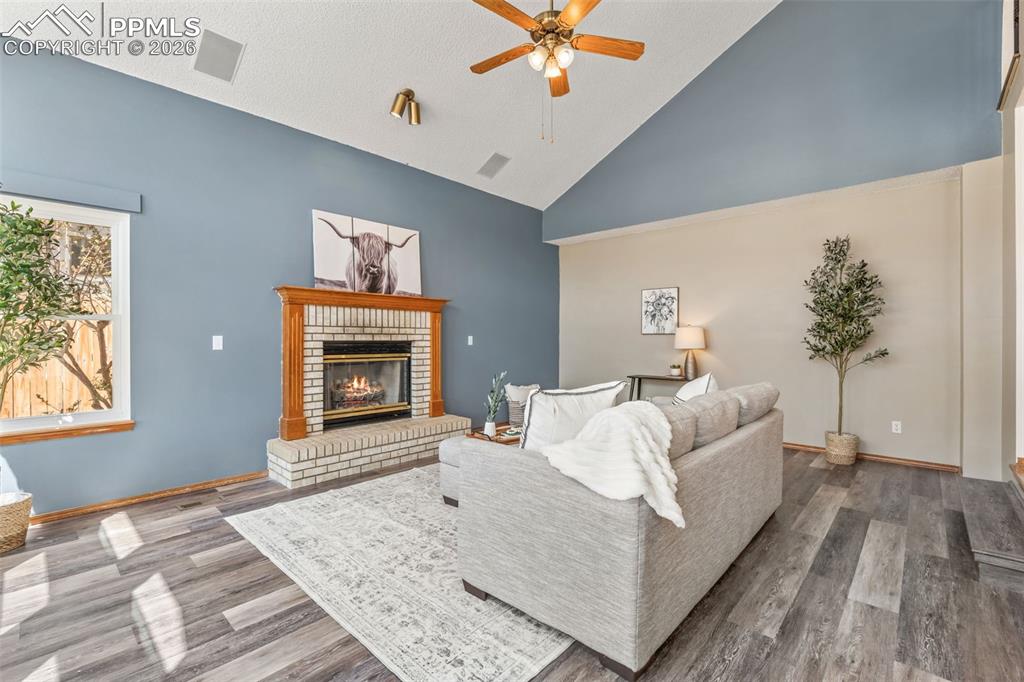 Image 25 of 50: Living Room