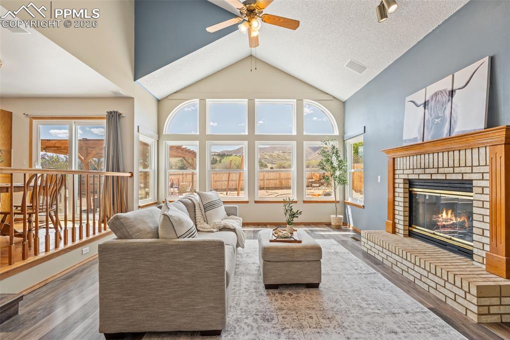 Image 26 of 50: Living Room