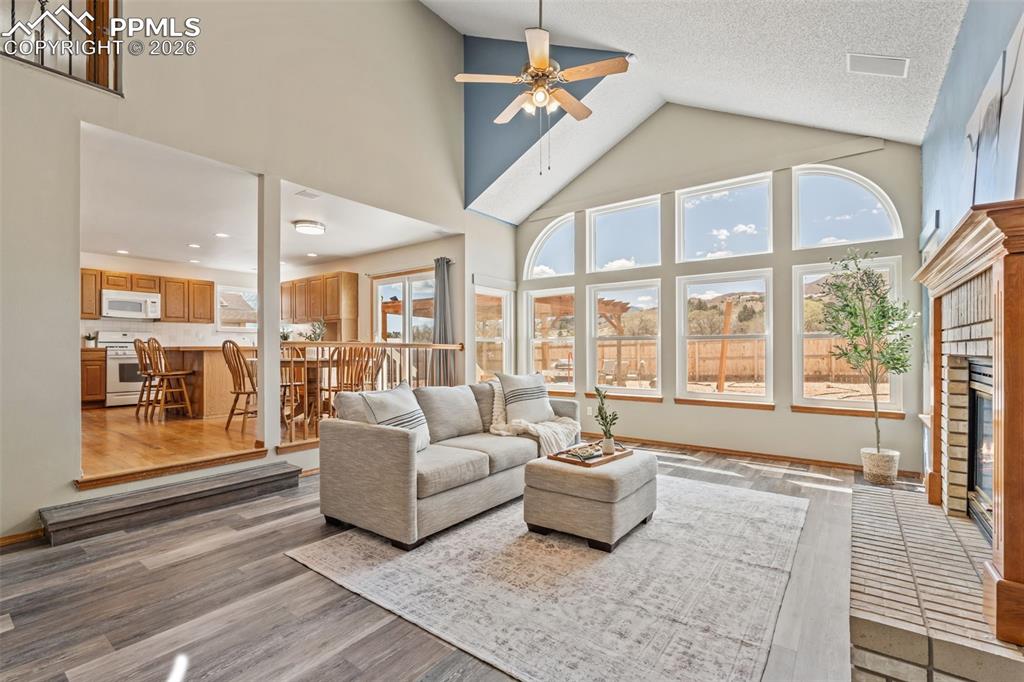 Image 27 of 50: Living Room