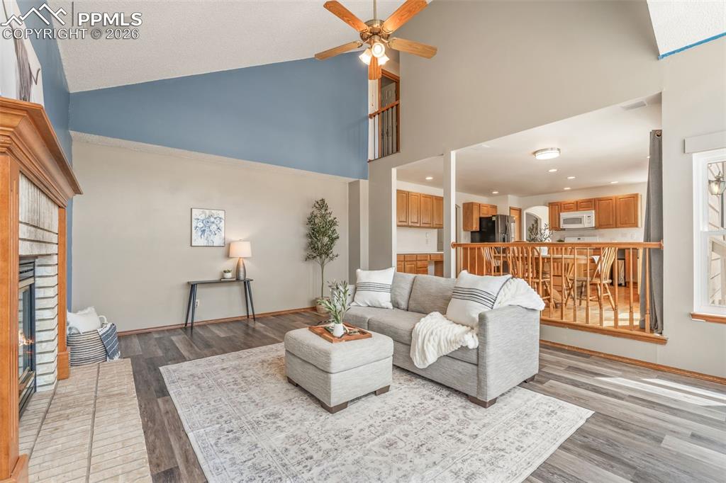 Image 28 of 50: Living Room