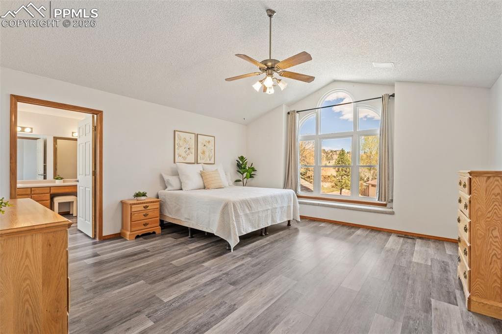 Image 31 of 50: Bedroom